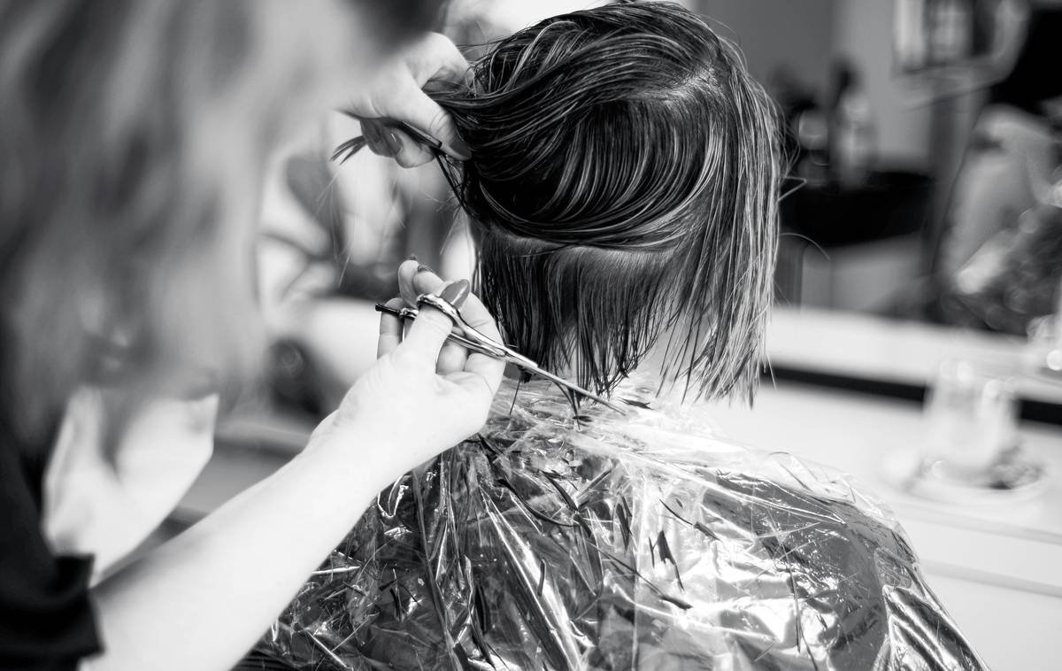 Hot Rollers Aren’t Dead—Here’s How to Use Them Like a Pro (Without Burning Your Eyebrows Off)