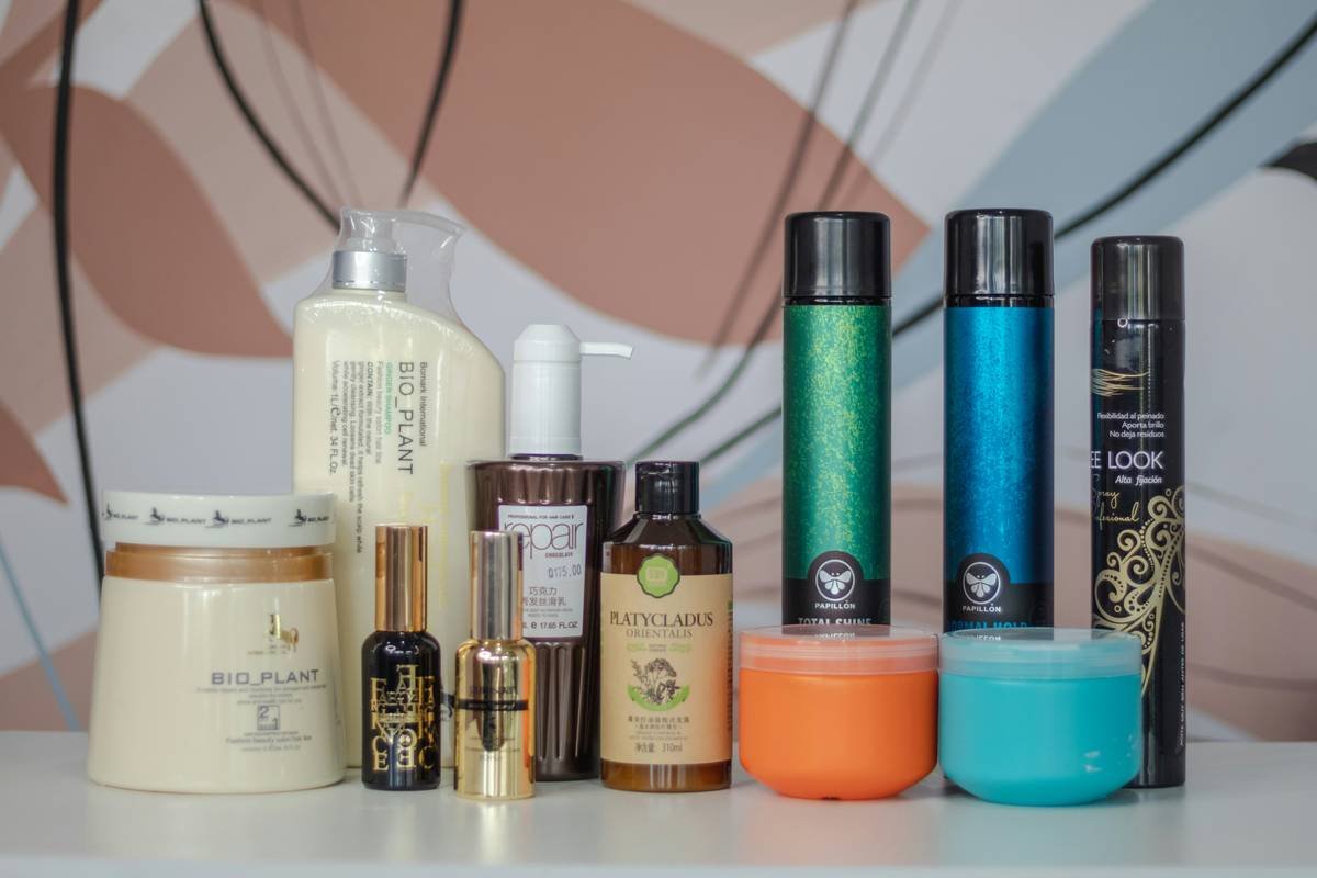 Infographic showing how hair powder adds grip at the root for better roller hold