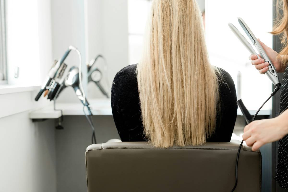Comparison chart showing how satin, foam, plastic, and metal rollers affect thickening tonic retention on hair strands