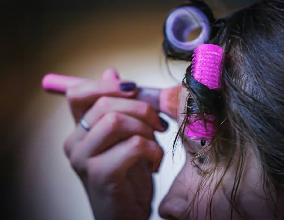 Infographic comparing hair damage from heat tools vs. soft rollers showing intact cuticle layers with rollers versus lifted/broken cuticles with heat