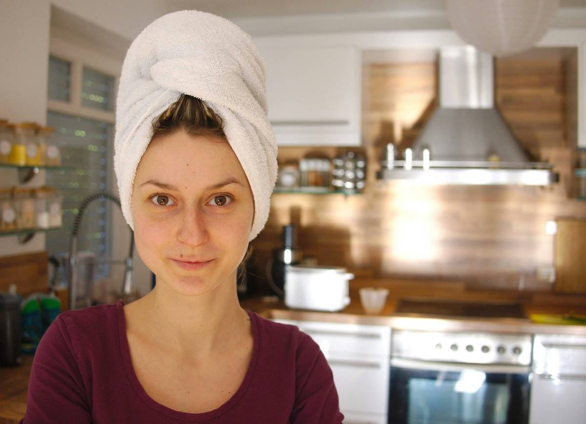 Infographic showing how hair wraps work: damp hair wrapped around rollers aligns cuticles as it dries, creating smooth waves without heat damage