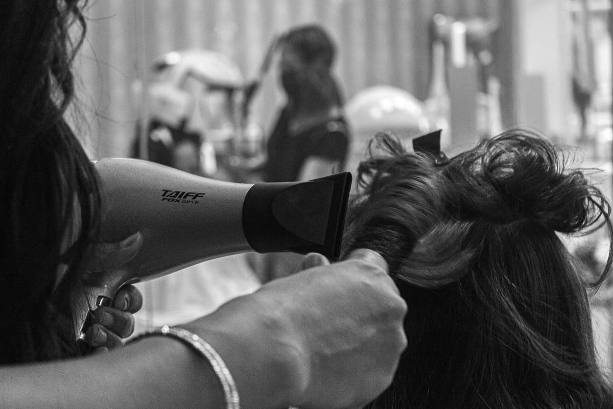 Why Your Spiral Rollers Keep Slipping Out (And How to Actually Get Bouncy, Salon-Worthy Curls)