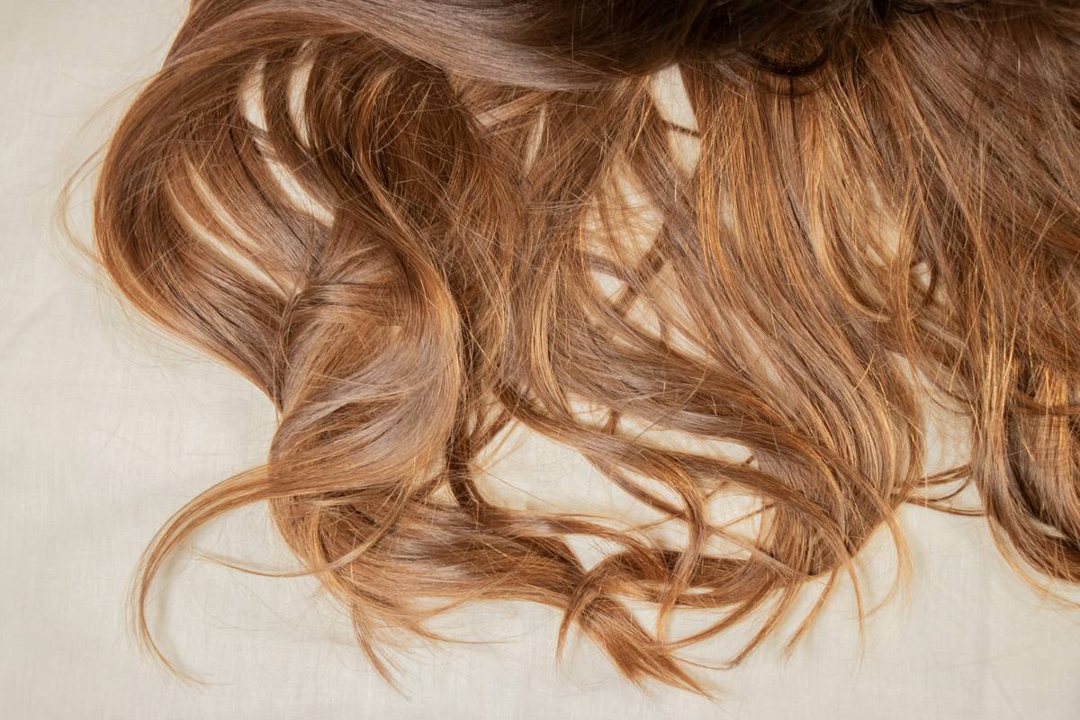 Diagram showing how hair rollers create micro-bends along the hair shaft to generate natural-looking texture and separation