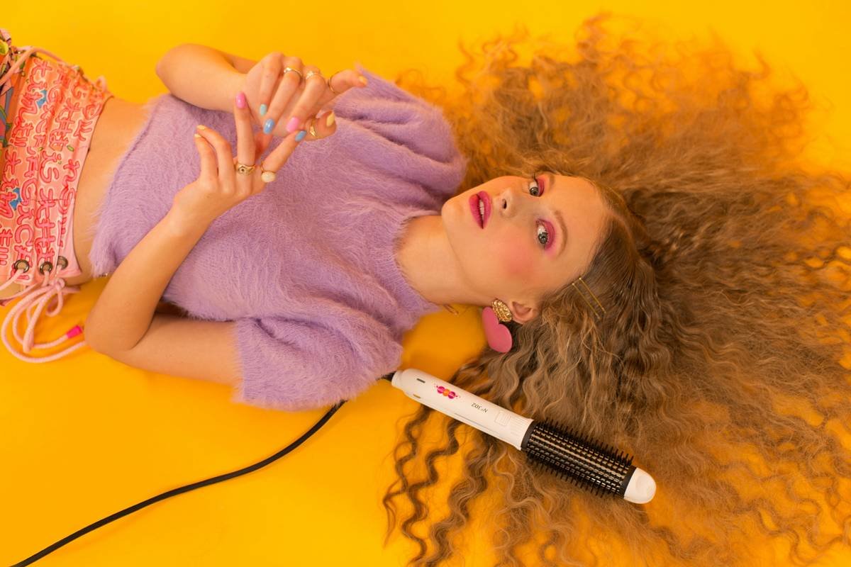 Infographic comparing four types of curling rollers: velcro, flexi rods, foam, and thermal—with icons showing best hair types and outcomes