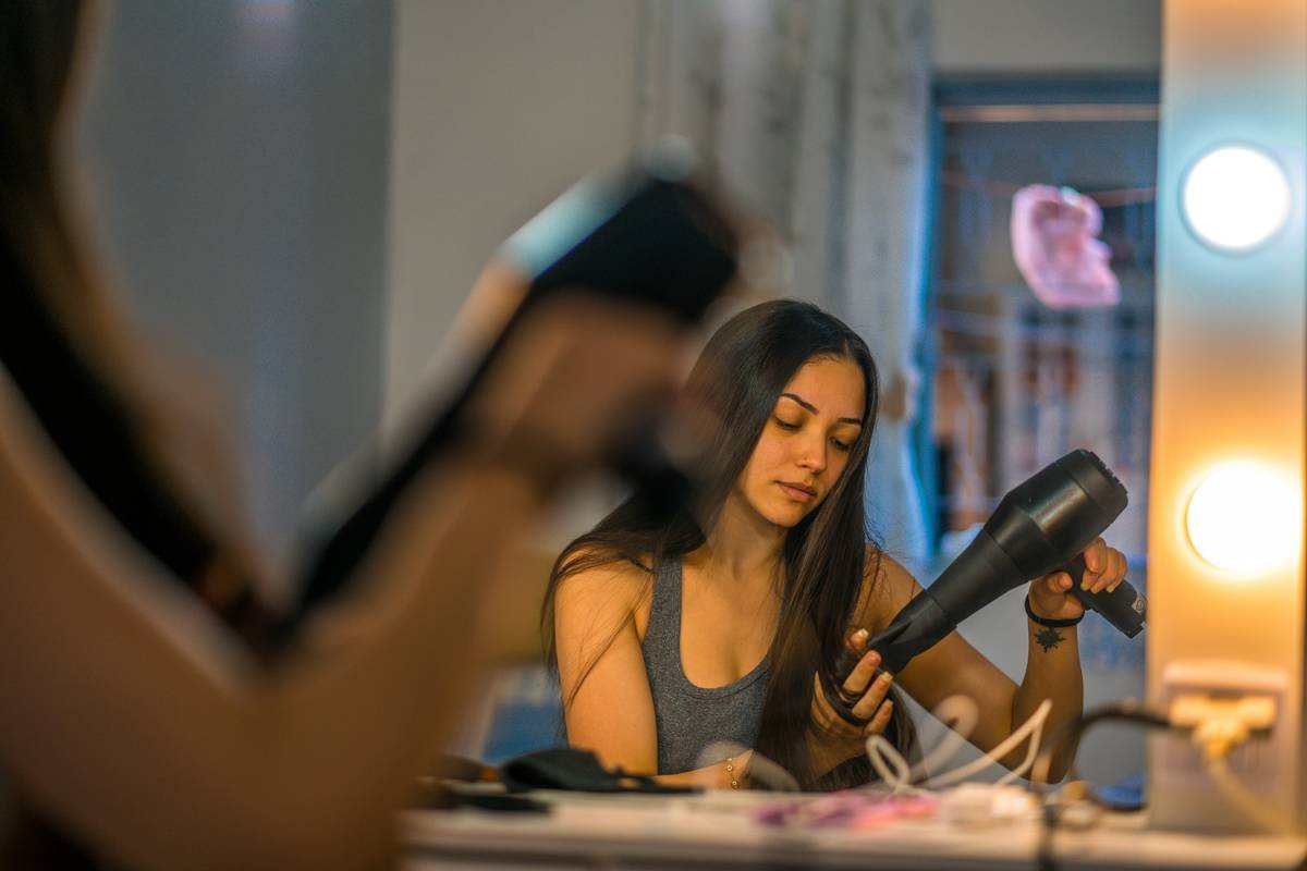 Why Your Cordless Curler Keeps Failing (And How to Actually Get Bouncy, Salon-Worthy Curls)