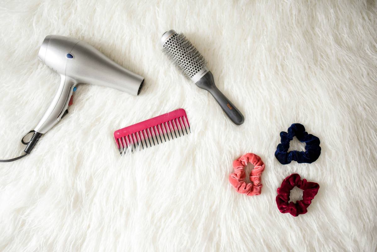 Comparison of curling iron holder types showing heat distribution and safety features